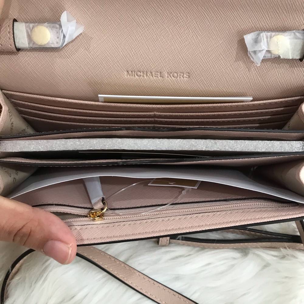 Michael Kors Large Phone Crossbody 🥰 - Picture 2 of 10